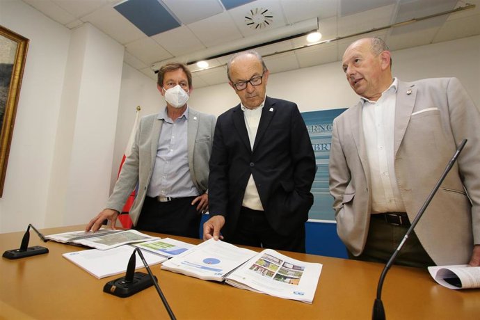 El consejro de Industria, Javier López marcano (centro) junto con el alcalde de san Vicente de la Barquera, Dionisio Luguera, analizando el proyecto de alumbrado