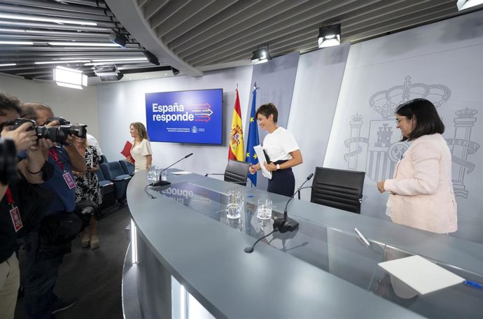 (I-D) La ministra de Transportes, Movilidad y Agenda Urbana, Raquel Sánchez; la ministra Portavoz, Isabel Rodríguez y la ministra de Sanidad, Carolina Darias, a su salida de una de prensa  posterior a una reunión del Consejo de Ministros, en La Moncloa,