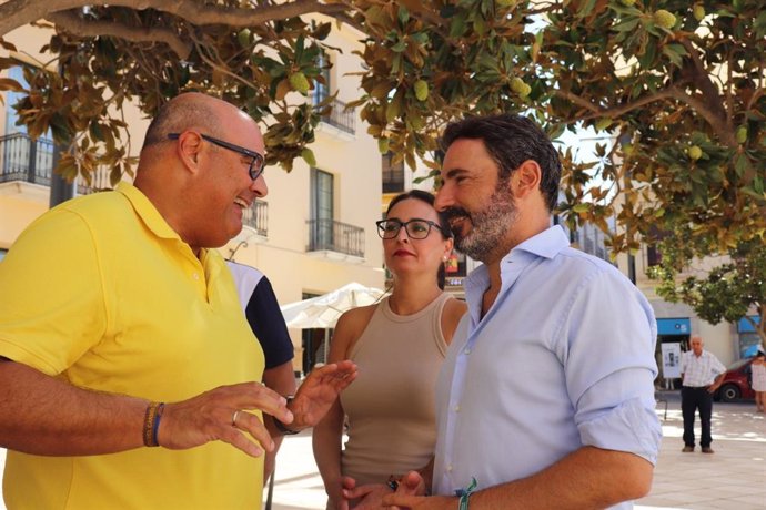 José Ramón Carmona, coordinador general del PP de Málaga, junto a representantes del PP de Vélez-Málaga