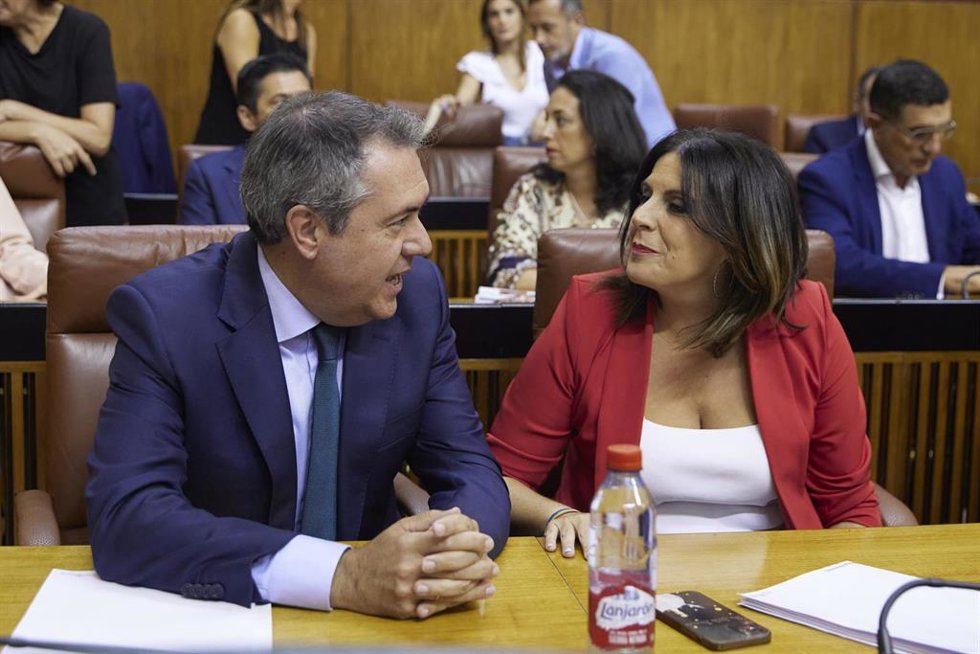 Archivo - El secretario general del PSOE-A, Juan Espadas, junto a la portavoz parlamentaria, Ángeles Férriz, en una imagen de julio en el Parlamento.