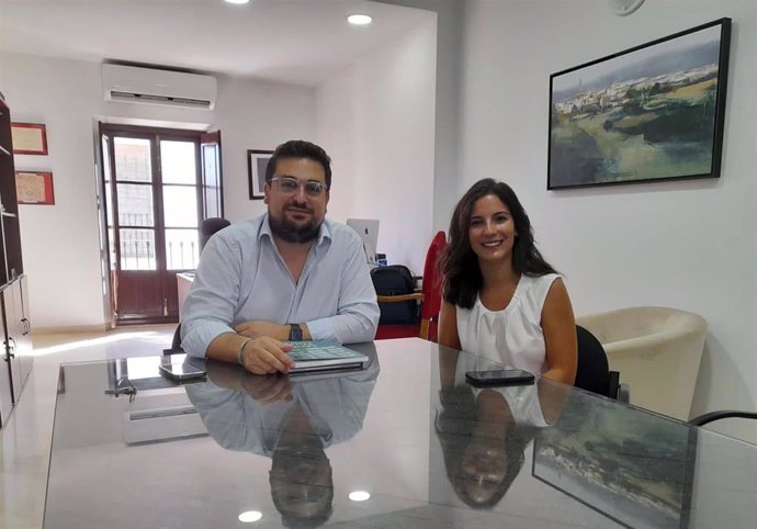 El alcalde de Lora del Río, Fran Carrasco, y la directora de Relaciones Externas de Mercadona en la provincia de Sevilla, Elena Cintado.
