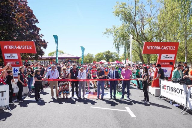 El director de La Vuelta Ciclista a España, Javier Guillén (3i); el diputado general de Álava, Ramiro González (4i) y el teniente de alcalde del Ayuntamiento de Vitoria, Iñaki Gurtubai Artetxe (5i), cortan la cinta 