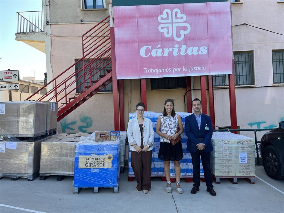 Iván Díaz, director de Relaciones Externas de Mercadona en Cuenca, y Mari Paz Ramírez, Secretaria General de Cáritas Diocesana de Cuenca.