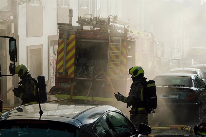 Un efectivo de bomberos durante las labores de extinción del incendio en una vivienda de la rúa do Medio de Santiago de Compostela. 