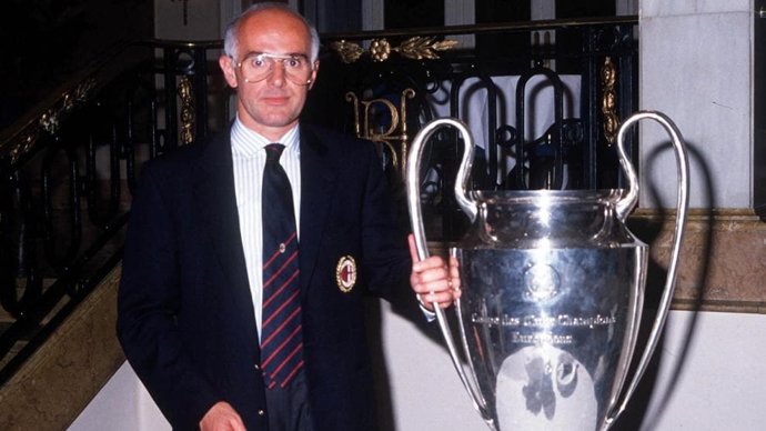 Arrigo Sacchi posa con una de las Copas de Europa que conquistó como entrenador del AC Milan