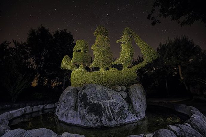 Una de las 320 esculturas vegetales vivas iluminadas en la noche