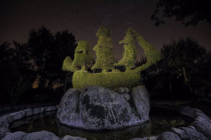 Una de las 320 esculturas vegetales vivas iluminadas en la noche