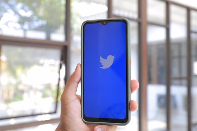 Un dispositivo móvil abriendo la aplicación de Twitter