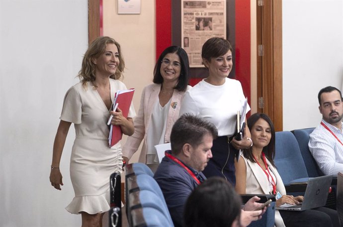 (I-D) La ministra de Transports, Mobilitat i Agenda Urbana, Raquel Sánchez; la ministra de Sanitat, Carolina Darias i la ministra Portaveu, Isabel Rodríguez