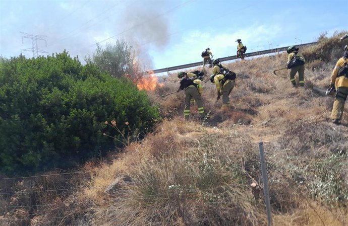 Efectivos del Infoca en el incendio de Guillena