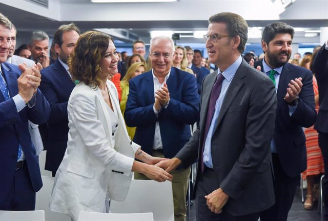 Archivo - La presidenta de la Comunidad de Madrid, Isabel Díaz Ayuso y el presidente del Partido Popular, Alberto Núñez Feijóo, a su llegada a una reunión de la Junta Directiva Nacional del PP, en la sede del PP, a 21 de junio de 2022, en Madrid (España).