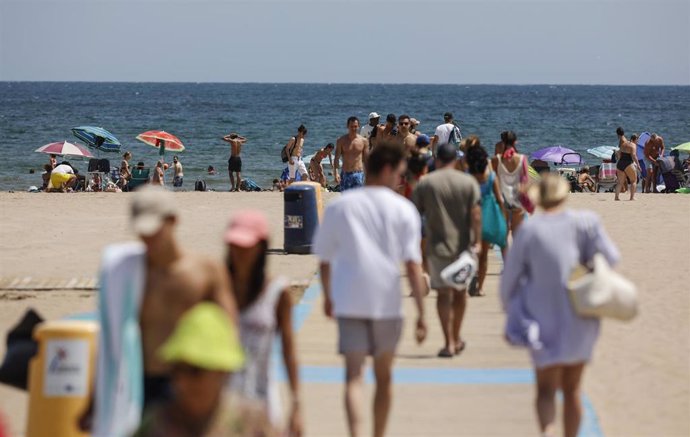 Bañistas disfrutan en la Playa de la Malvarrosa