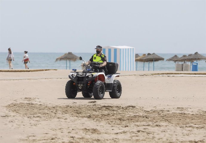 Archivo - Un policía municipal patrulla en quad por una playa de Valencia, a 26 de mayo de 2021, en Valencia, Comunidad Valenciana (España). El Ayuntamiento de Valencia ha presentado este miércoles la campaña de playas del Área de Seguridad Ciudadana pa