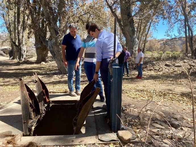 El presidente del PP-Zaragoza, Ramón Celma, junto a los alcaldes afectados por el incendio de Añón de Moncayo, en su visita a la localidad de Vera de Moncayo.