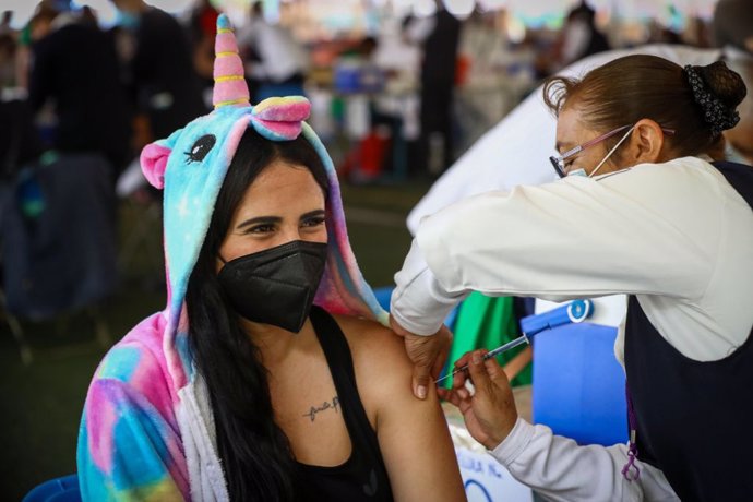 Archivo - Vacunación contra el coronavirus en Ciudad de México