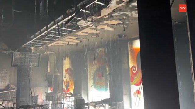 Controlado el incendio en un centro comercial de Las Rozas, que deja dos intoxicados y muchos daños materiales