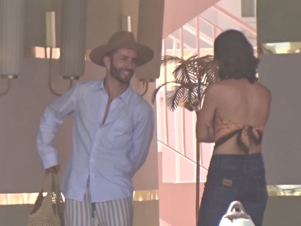 Pelayo Días en Ibiza junto a una amiga