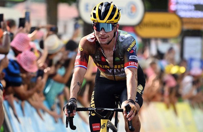 Archivo - 15 July 2022, France, Saint-Etienne: Slovenian cyclist Primoz Roglic of team Jumbo-Visma reacts as he crosses the finish line of the 13th stage of the 109th edition of the Tour de France cycling race, a 193-kilometer-long flat stage from Le Bo