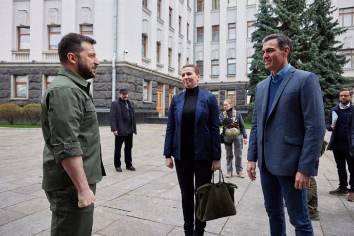 Archivo - El presidente de Ucrania, Volodimir Zelenski; la primera ministra de Dinamarca, Mette Frederiksen, y el presidente del Gobierno, Pedro Sánchez, se saludan antes de reunirse, a 21 de abril de 2022, en Kiev