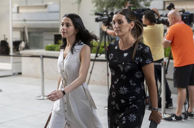 Archivo - La líder de Ciudadanos (Cs), Inés Arrimadas, y la diputada por Madrid de Cs, Sara Giménez