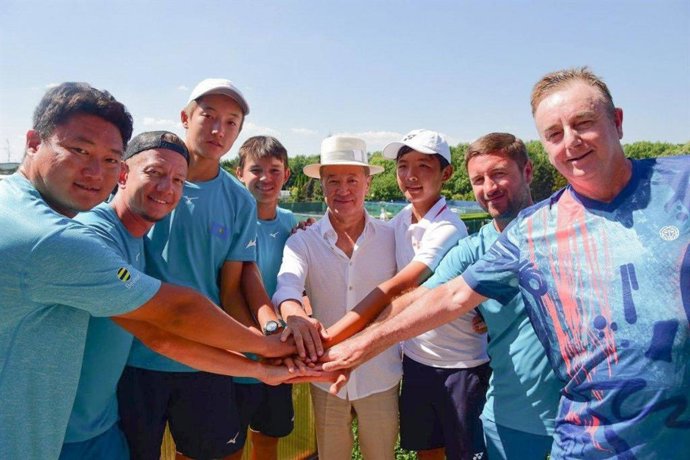 Bulat Utemuratov with the Kazakhstan Junior Tennis Team