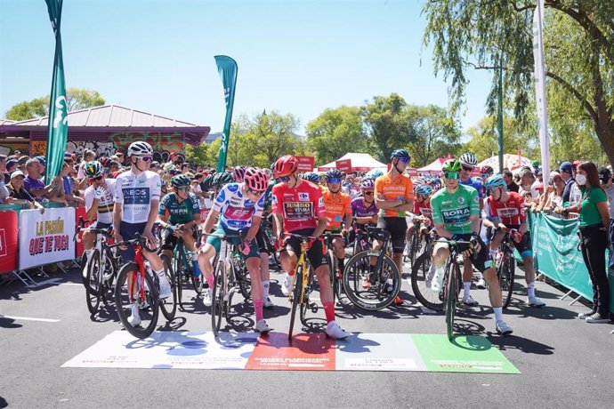 Varios ciclistas participan en la cuarta etapa de La Vuelta Ciclista a España 2022, a 23 de agosto de 2022