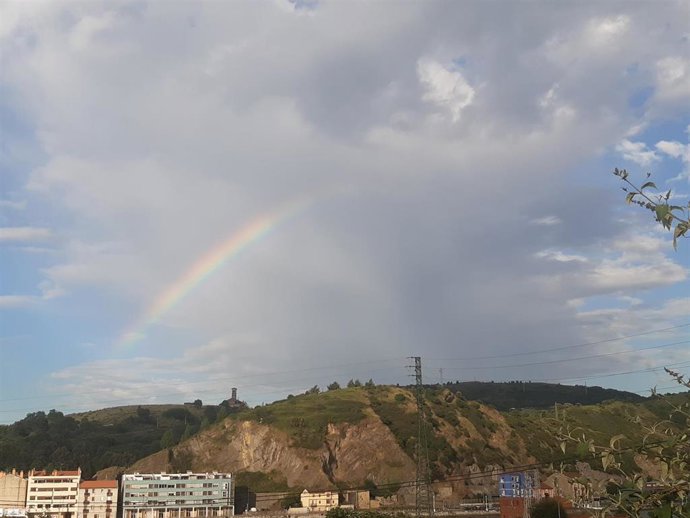 Cielo con nubes y claros, y arcoiris en Bizkaia