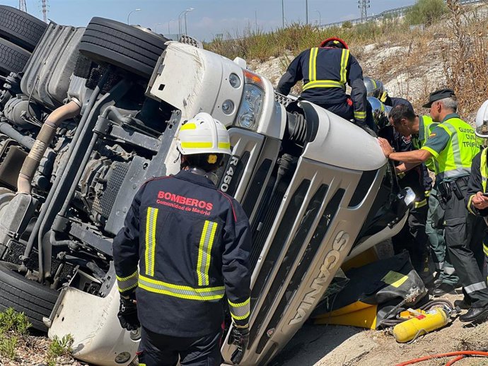 Muere un camionero tras salirse de la carretera M-404