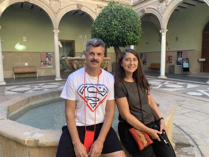 La doctora en Bellas Artes de la Universidad de Sevilla María Isabel Moreno y el escenógrafo y titulado superior en Arte Dramático Francisco Nevado.