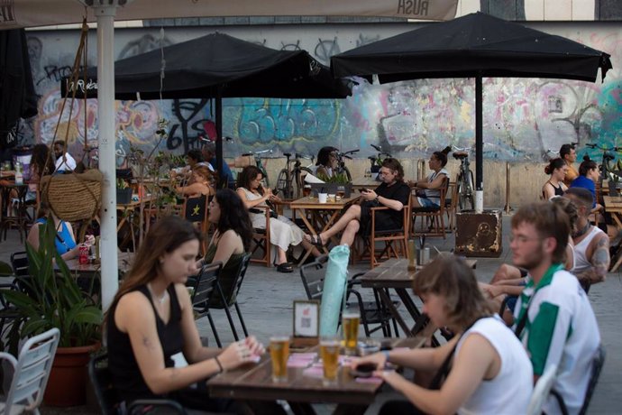 Varias personas sentadas en bares en la plaza dels ngels del Raval, a 4 de agosto de 2022, en Barcelona.