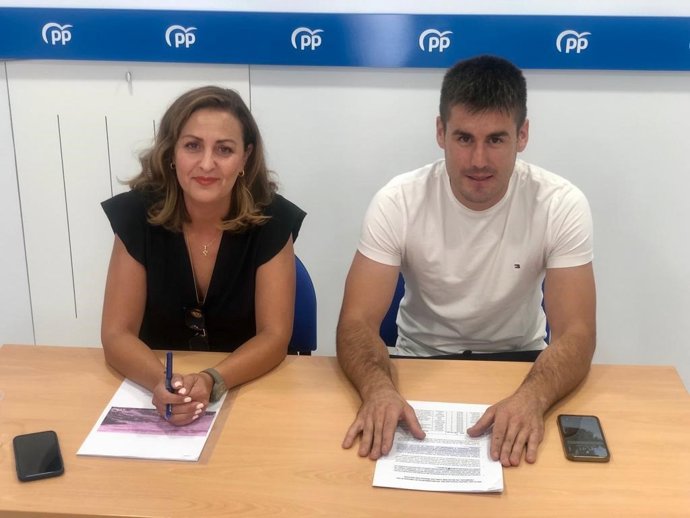 La portavoz de los 'populares' en Orihuela del Tremedal, Rosa María Sánchez, y el concejal, Víctor Lafuente