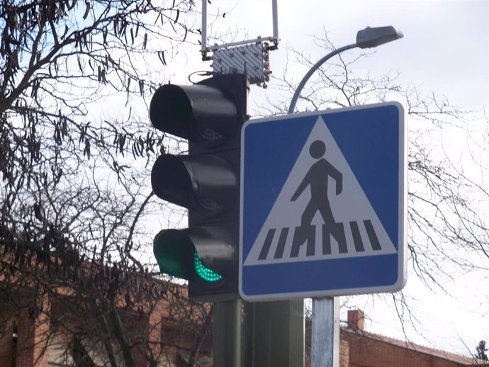 Archivo - Señal paso de peatones y semáforo
