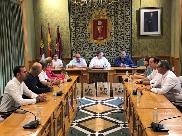 El alcalde de Cuenca, Darío Dolz, ha recibido hoy en el Ayuntamiento a una delegación de la empresa Toro Verde, encabezada por su presidente, Jorge Jorge,