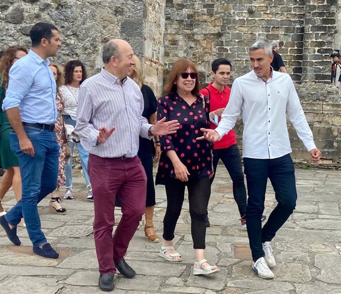 El alcalde y secretario general edl PSOE de San Vicente de la Barquera, Dionisio Luguera, la presidenta del PSOE, Cristina Narbona, y el secretario general del partido en Cantabria y vicepresidente autonómico, Pablo Zuloaga