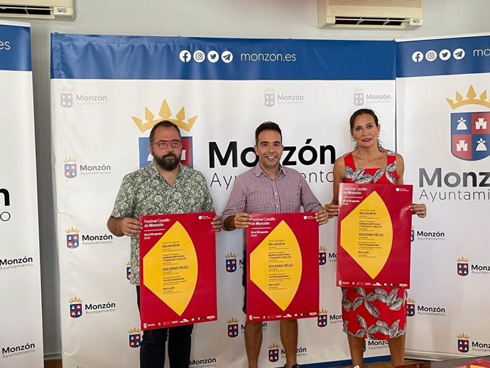 El concejal de Turismo, Jesús Guerrero; el director del evento, Toño Monzón; y la técnico del departamento, Elena Franco, presentan el programa de Monzón dentro de los Festivales de los Castillos de Aragón