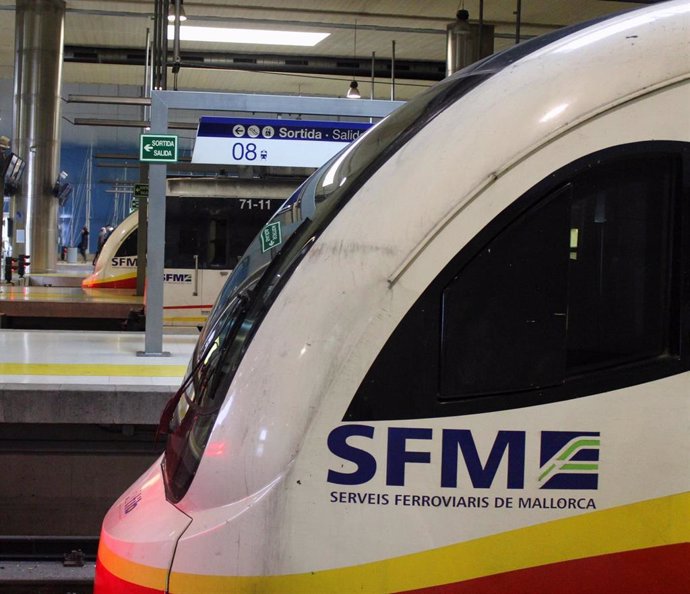 Archivo - Un tren de SFM en la Estación Intermodal de Palma. Archivo.