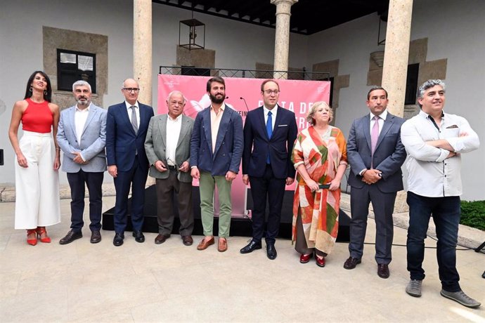 Autoridades en la inauguración de la XXV Feria de Teatro de Castilla y León con el vicepresidente de la Junta, Juan García-Gallardo, en el centro