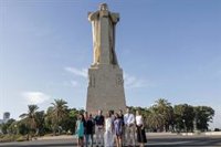 El Puerto muestra a la tataranieta de Miss Whitney el Monumento a Colón en su visita a Huelva