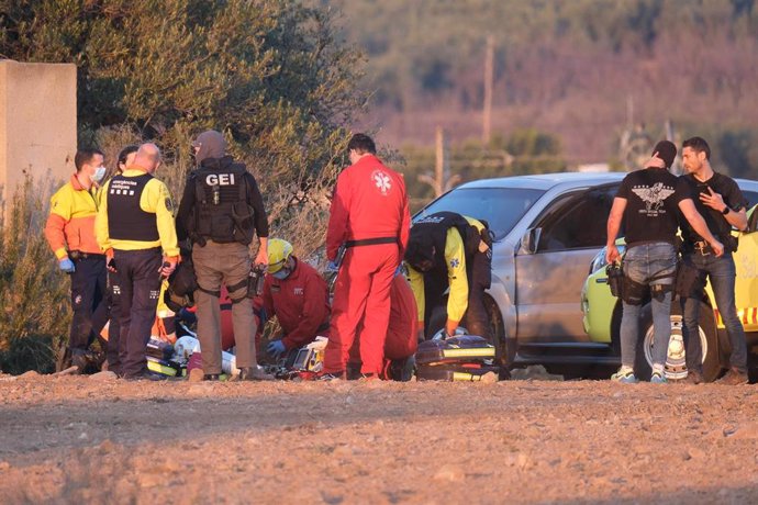 Archivo - Un grupo de sanitarios asisten a uno de los heridos en el lugar donde estaba detenido el hombre que ha herido con un arma de fuego a tres excompañeros y a un mosso en su huida, a 14 de diciembre de 2021, en Maspujols, Tarragona, Cataluña, (Esp