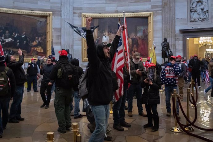 Manifestantes a favor de Trump irrumpiendo en el Capitolio.