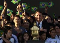 Bolsonaro recibe el corazón del emperador Pedro I con motivo de los festejos por los 200 años de independencia