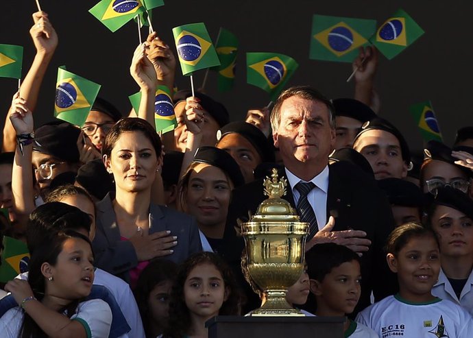 El presidente de Brasil, Jair Bolsonaro, y la primera dama, Michelle Bolsonaro, en el recibimiento del corazón del emperador Pedro I.