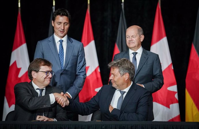 El primer ministro de Canadá, Justin Trudeau, y el canciller alemán, Olaf Scholz; junto al ministro canadiense de Energía, Jonathan Wilkinson, y el ministro de Economía alemán, Robert Habeck.