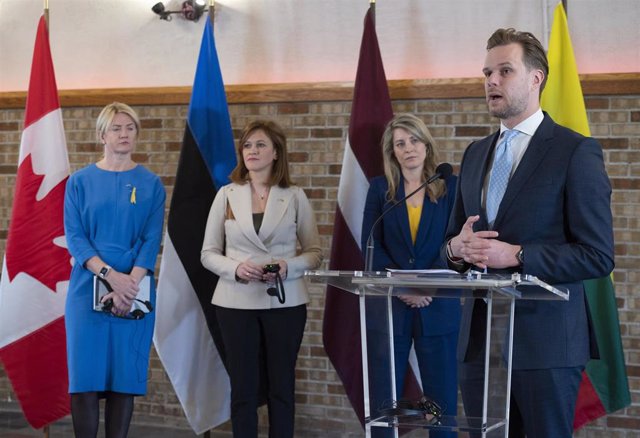El ministro de Asuntos Exteriores de Lituania, Gabrielius Landsbergis, junto a sus homólogas canadiense, estonia y letona.