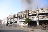 Siete parques de bomberos trabajan en el incendio de una nave en Utrera (Sevilla)