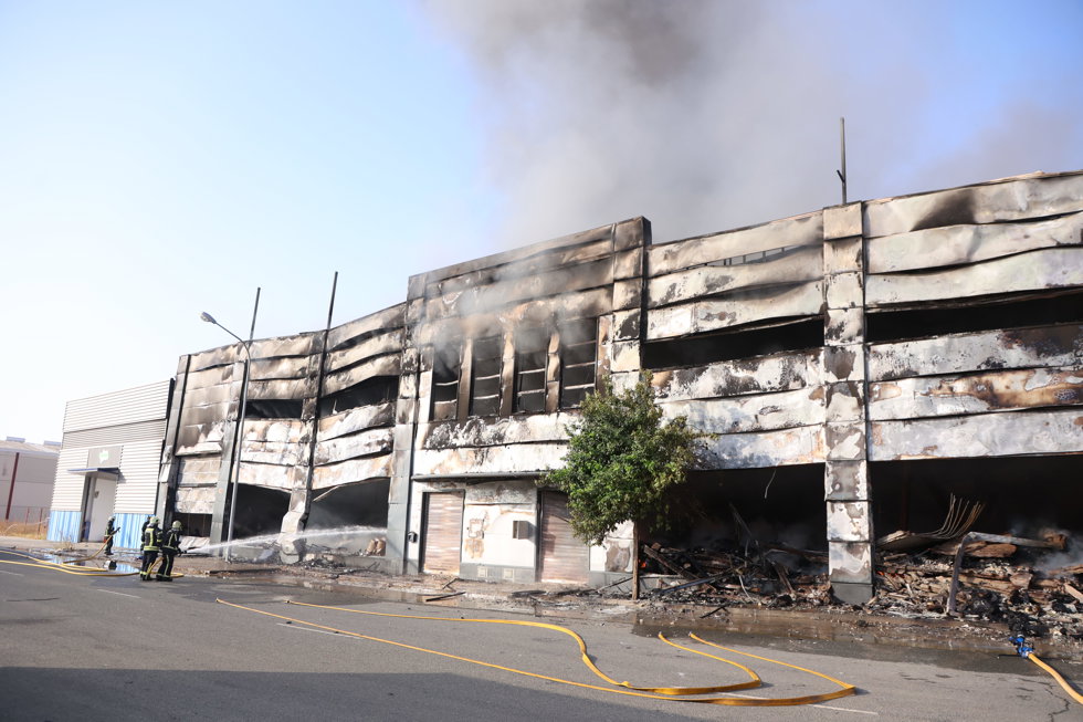 Incendio en una nave en Utrera (Sevilla)