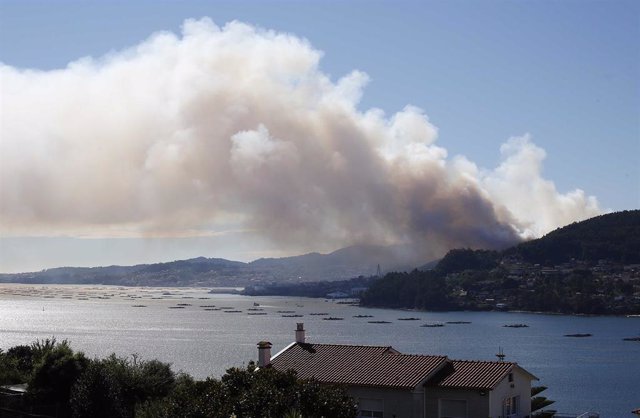 Columna de humo que ha provocado el incendio, a 22 de agosto, en la parroquia de Meira, en Moaña, Pontevedra