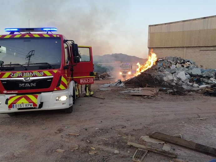 Imagen del incendio declarado en una nave abandonada de Lorca (Murcia)