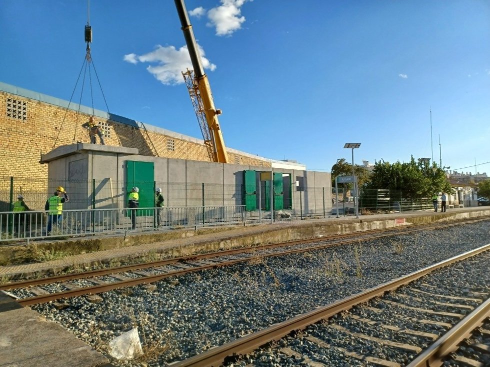 Archivo - Imagen de archivo de operarios de Adif en la estación de Arahal.
