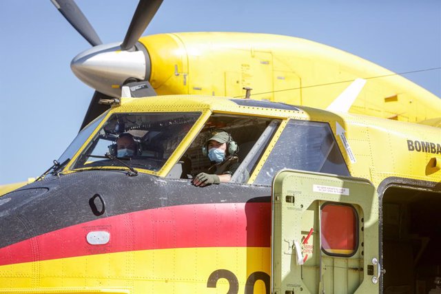 Archivo - Dos pilotos protegidos con mascarilla tras el aterrizaje de un avión de extinción de incendios en la Base de Torrejón de Ardoz del 43 Grupo de Fuerzas Aéreas en Torrejón de Ardoz, Madrid (España), a 2 de julio de 2020. 